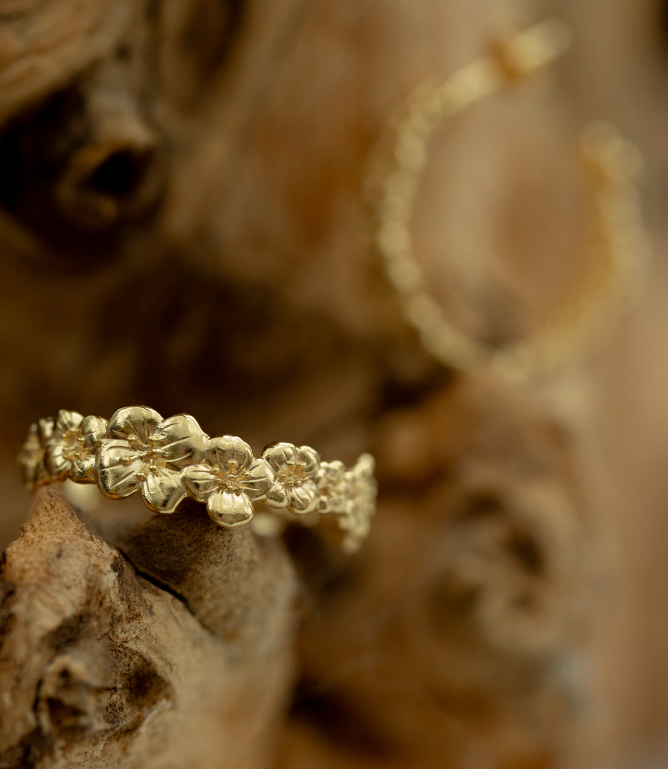 Beautifull gold flower hoop